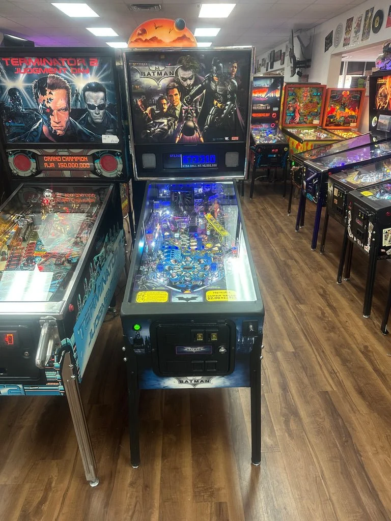 Stern Pinball Batman: The Dark Knight Pinball Machine — image 1